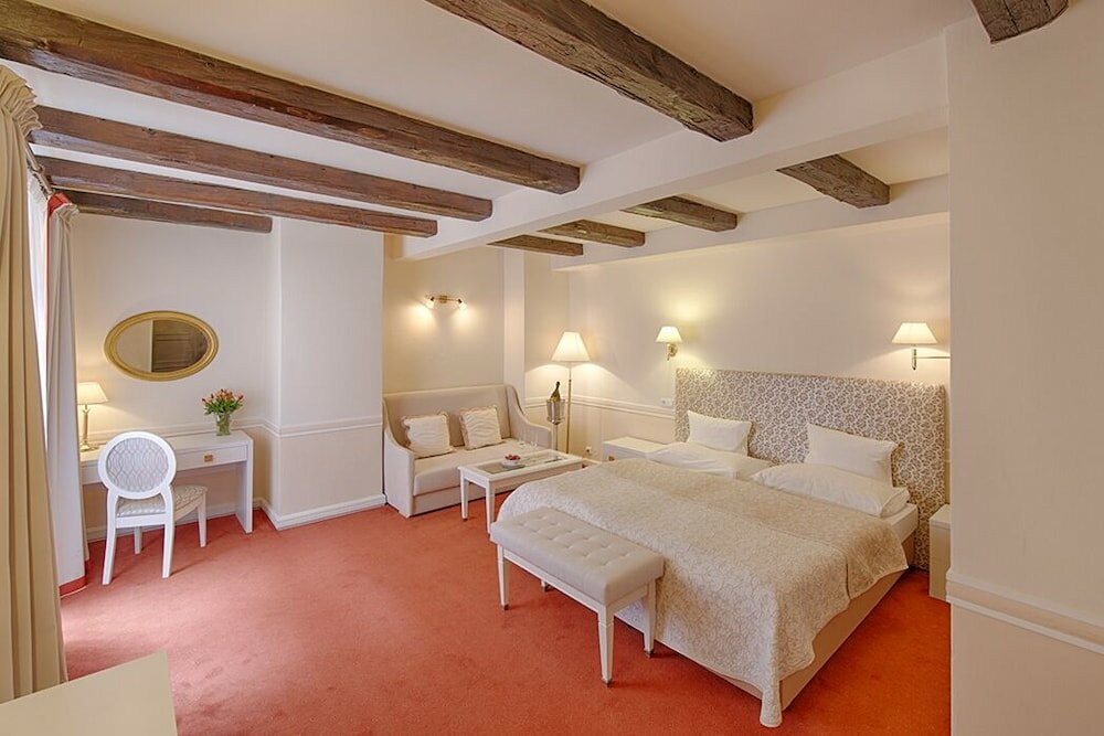 Фото Hotel Embassy