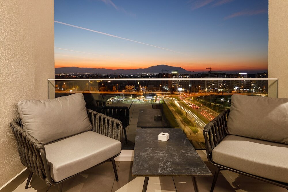 Фото Qosmo Brasov Hotel