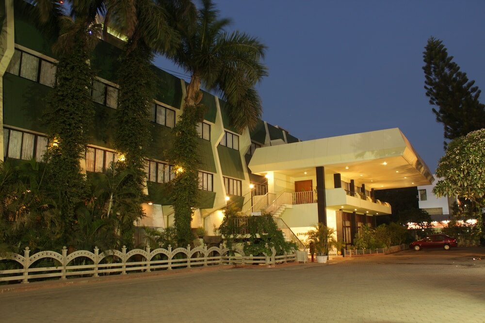 Фото Hotel Parisutham