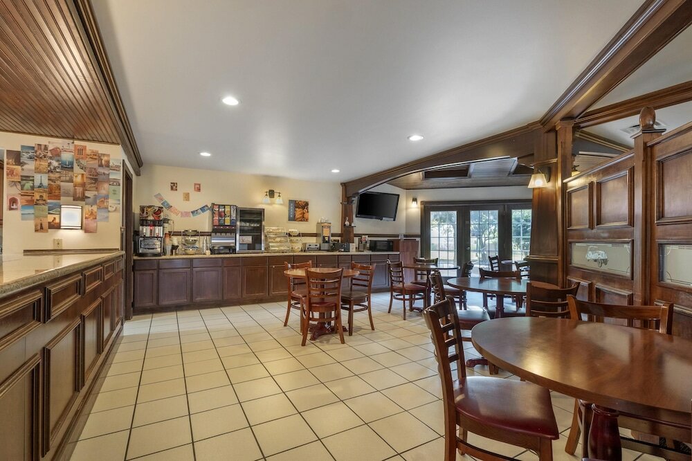 Фото SureStay Plus Hotel by Best Western Auburn