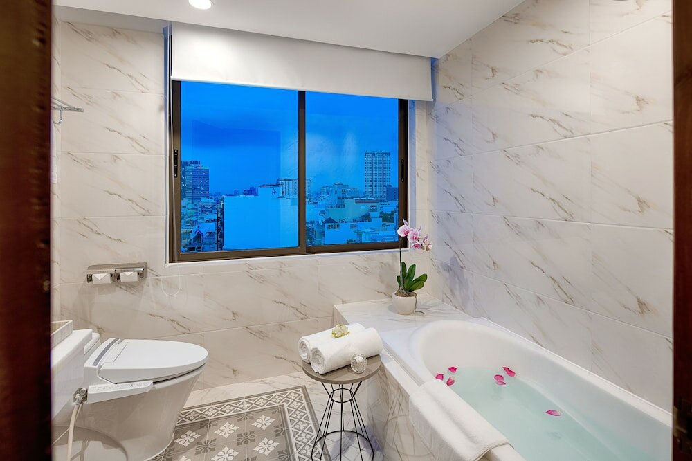 Фото Happy Life Grand Hotel & Sky Bar