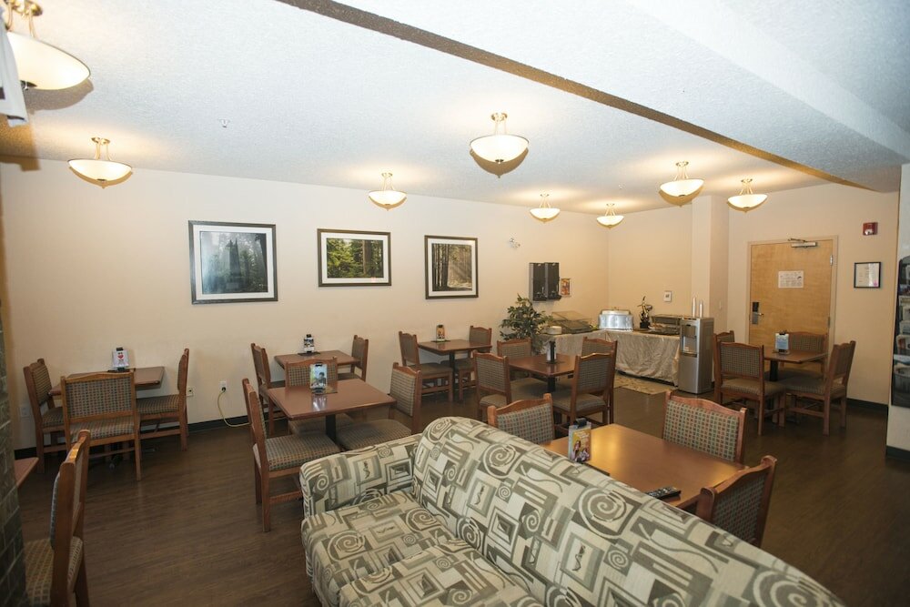 Фото Lakeview Inns & Suites - Chetwynd