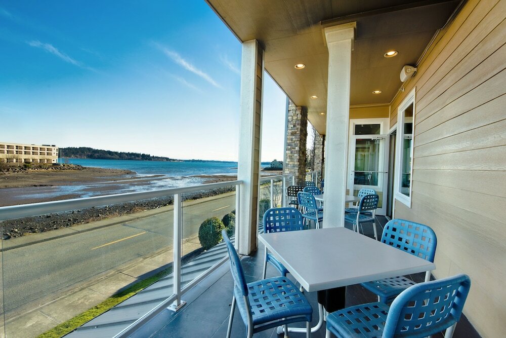 Фото Oxford Suites Silverdale