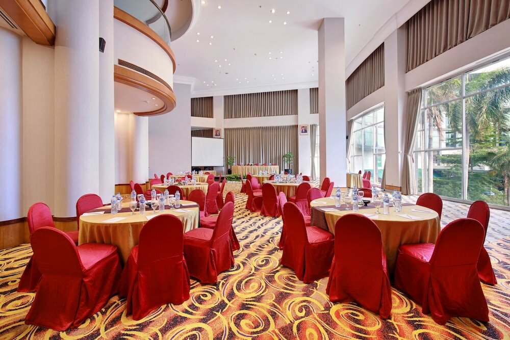 Фото Lumire Hotel and Convention Center