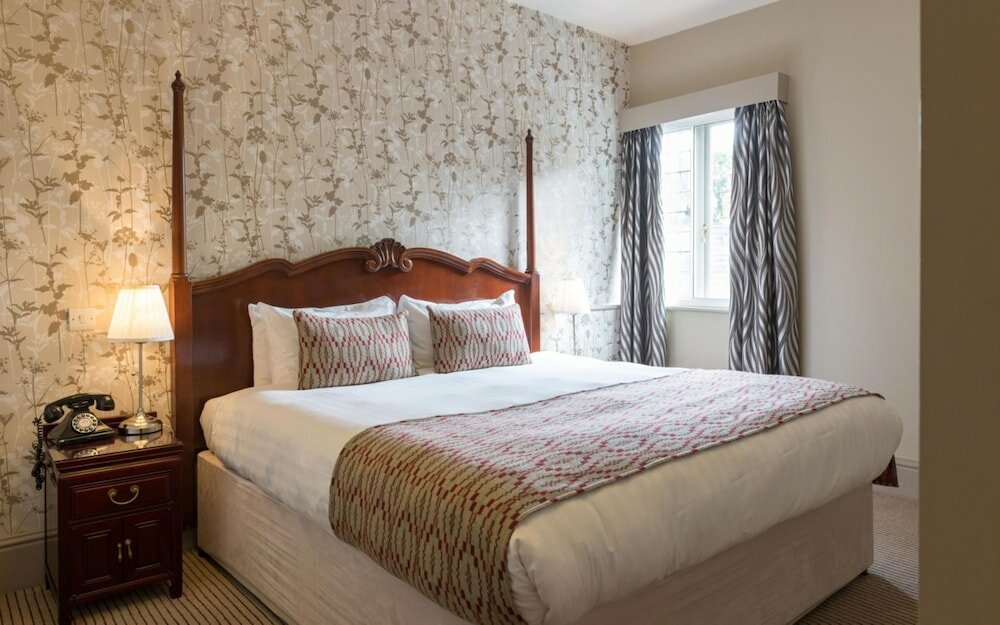 Фото The Crown Manor House Hotel