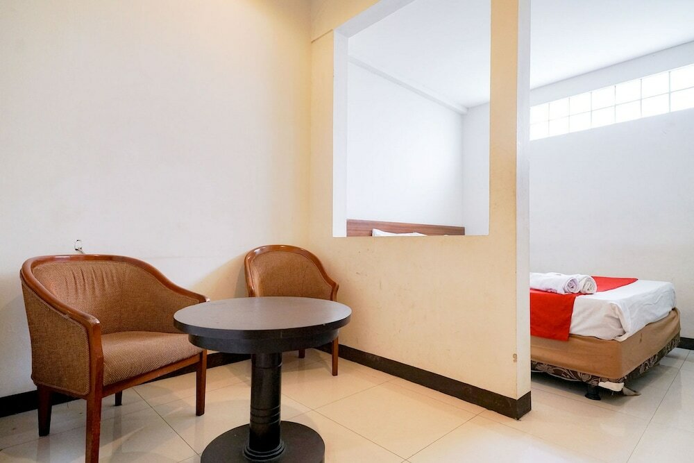 Фото RedDoorz Near Braga Street