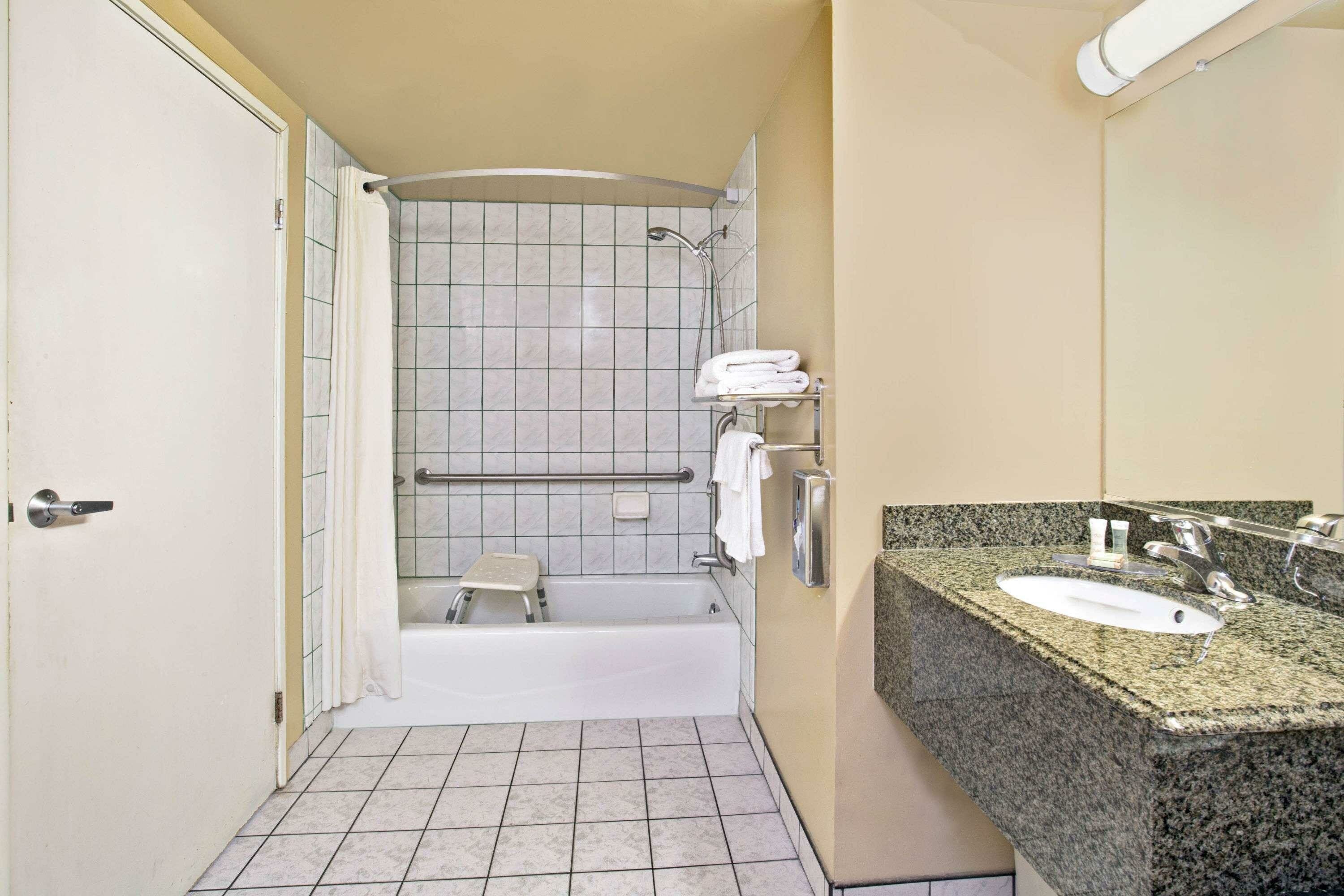 Фото Skyways Hotel