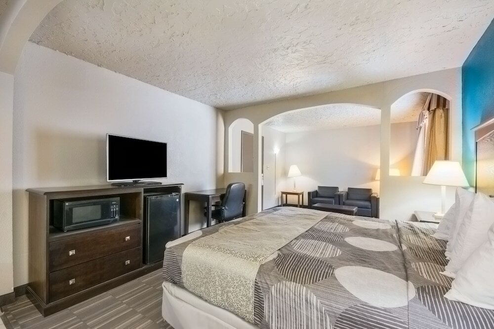 Фото Econo Lodge Inn & Suites