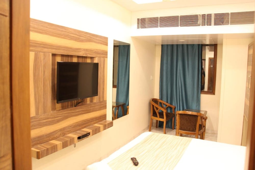 Фото Hotel Golden Oasis Delhi