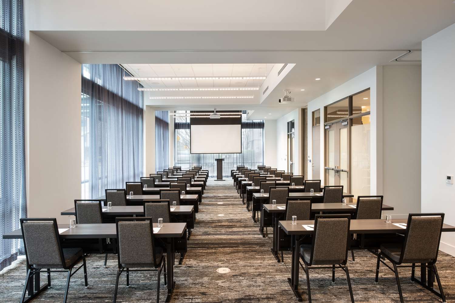 Фото Holman Riverfront Park Hotel Salem, Tapestry by Hilton