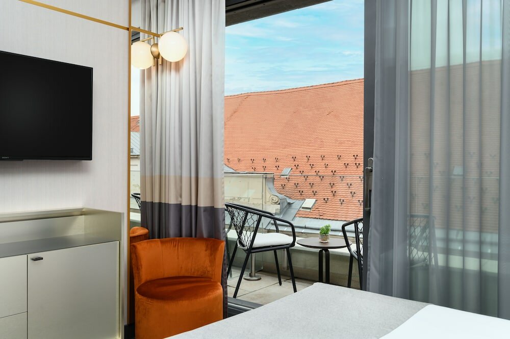 Фото Emerald Hotel & Suites 