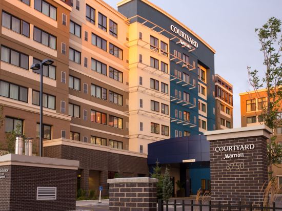 Фото Courtyard by Marriott Calgary South