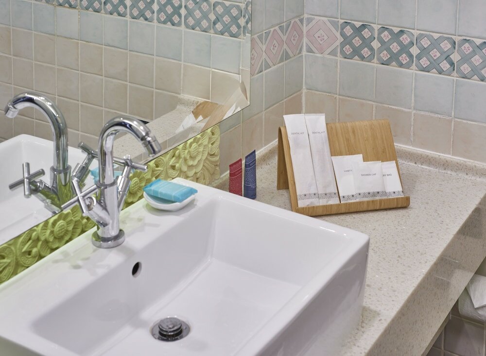 Фото Village Hotel Albert Court by Far East Hospitality