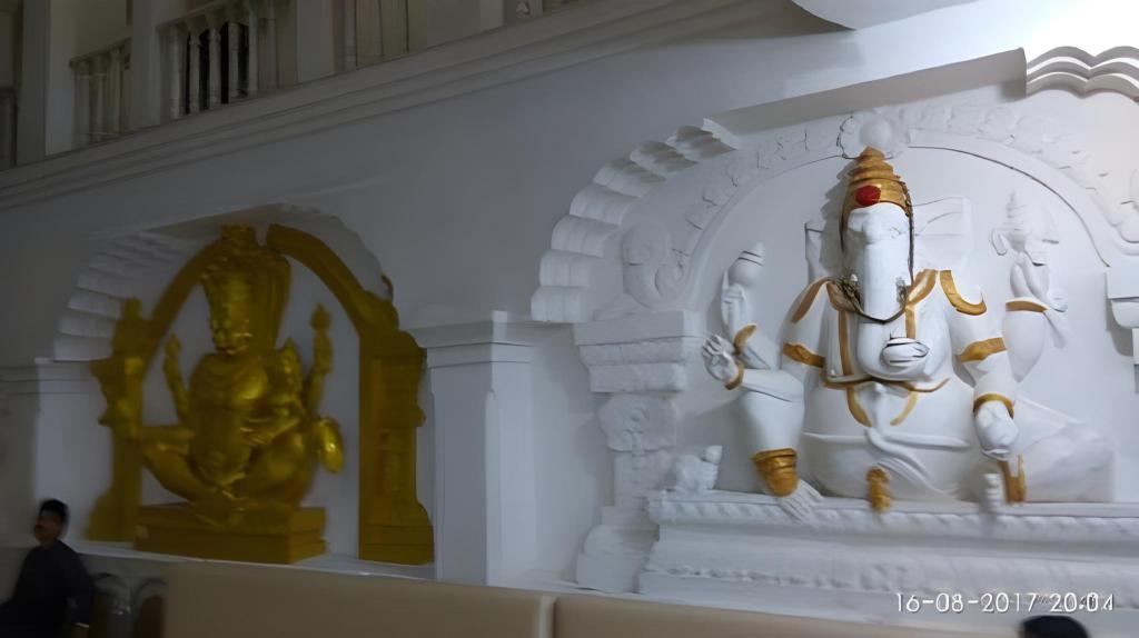 Фото Iroomz Shanbhag Towers International