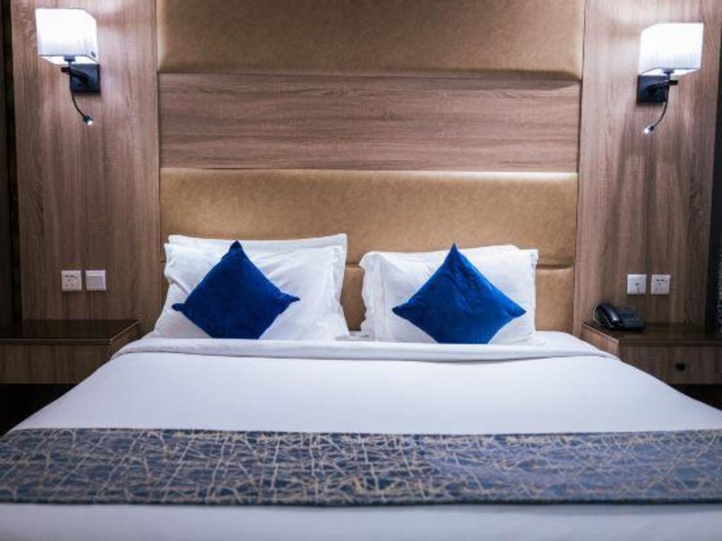 Фото Ebreez Grand Hotel