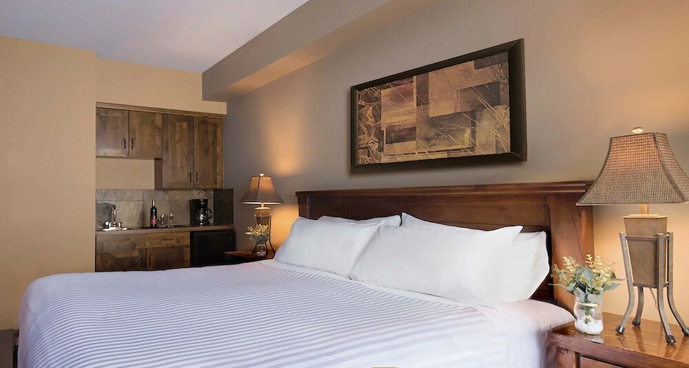 Фото Glacier Mountaineer Lodge