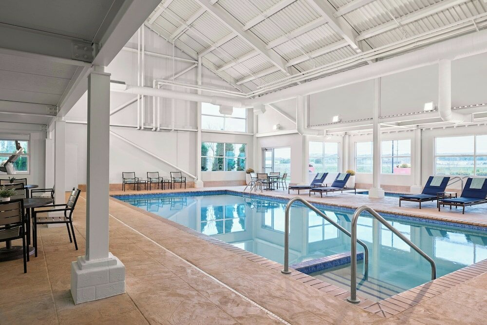Фото Delta Hotels by Marriott Milwaukee Northwest
