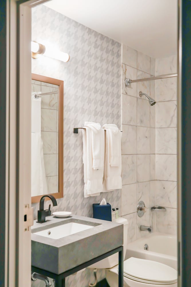 Фото The Dunhill Hotel