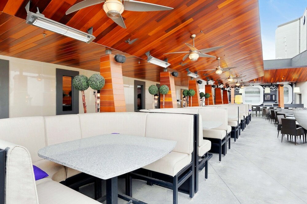 Фото Sandman Signature Vancouver Airport Hotel & Resort