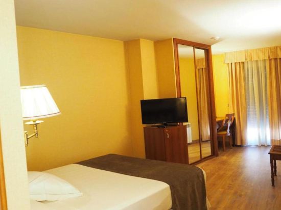 Фото Hotel Ele Puente Romano