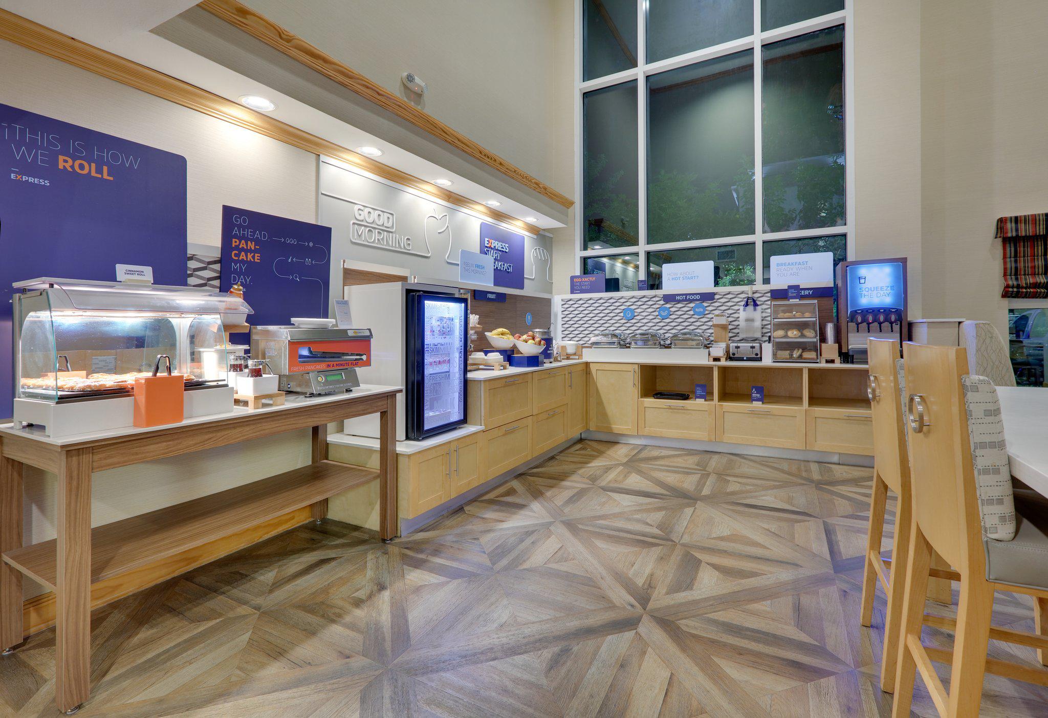 Фото Holiday Inn Express & Suites San Antonio - Brooks City Base, an Ihg Hotel