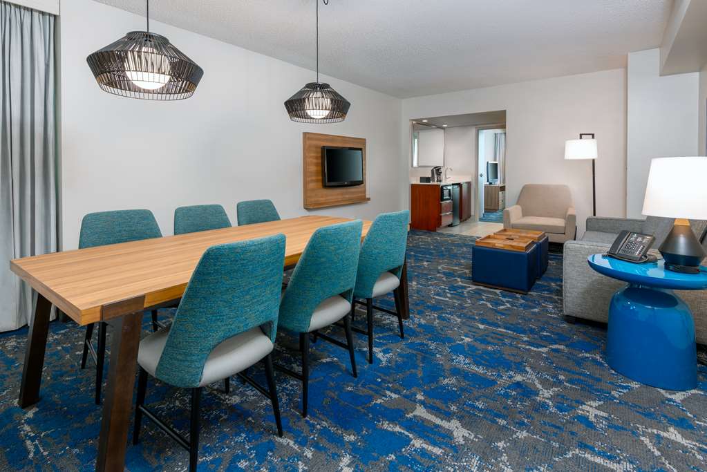 Фото Embassy Suites by Hilton Tampa Usf Near Busch Gardens