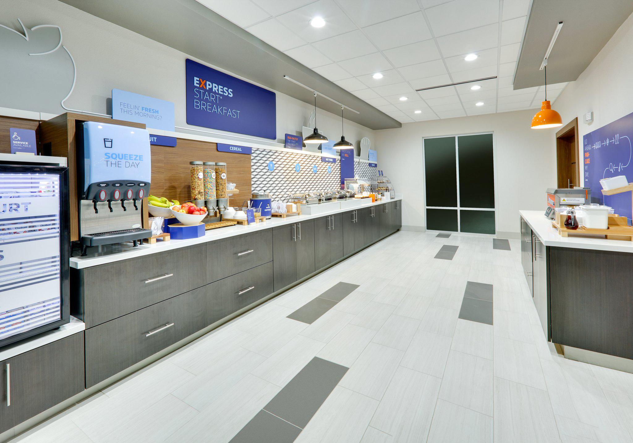 Фото Holiday Inn Express & Suites Plano - The Colony, an Ihg Hotel