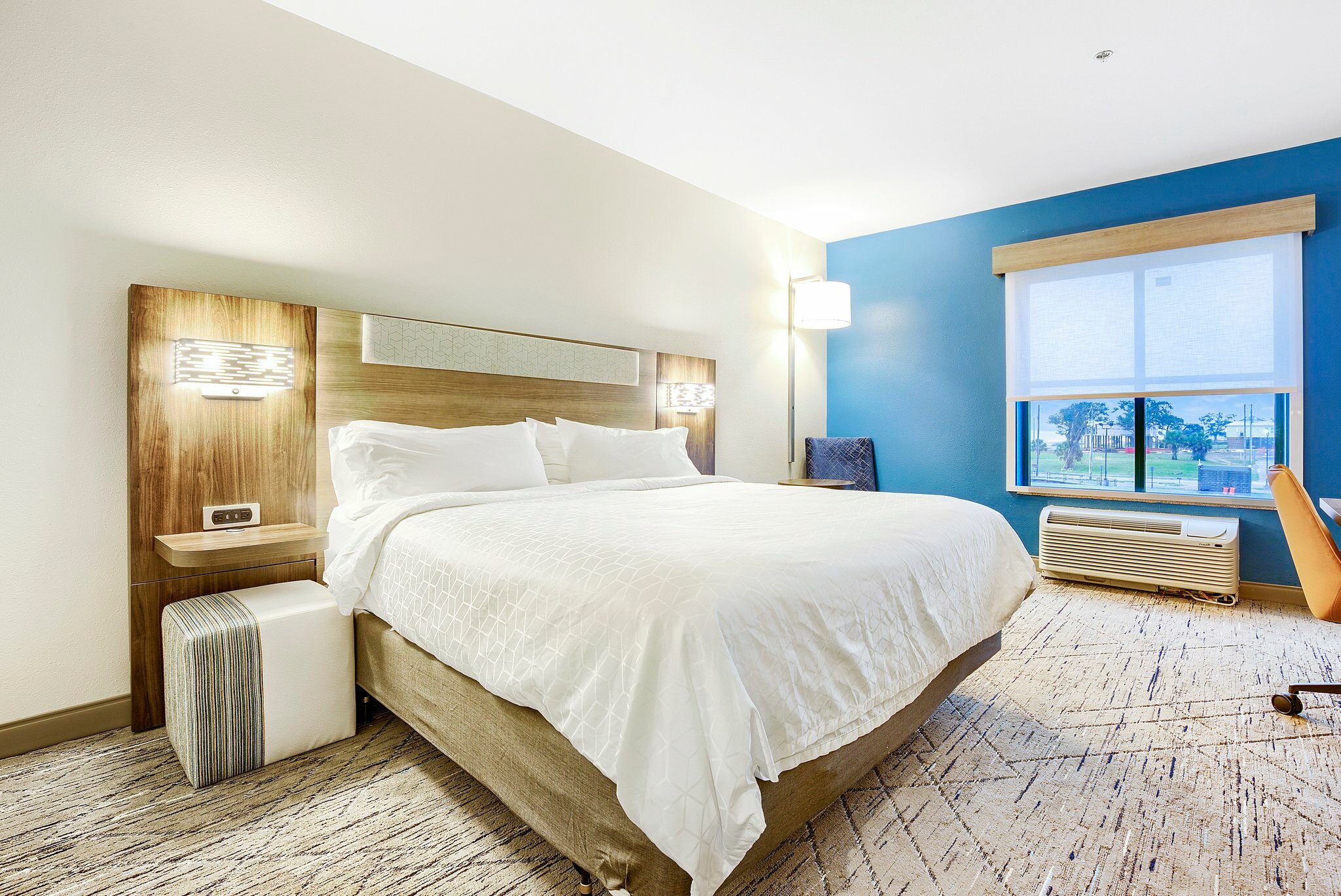Фото Holiday Inn Express Gulfport Beach, an Ihg Hotel