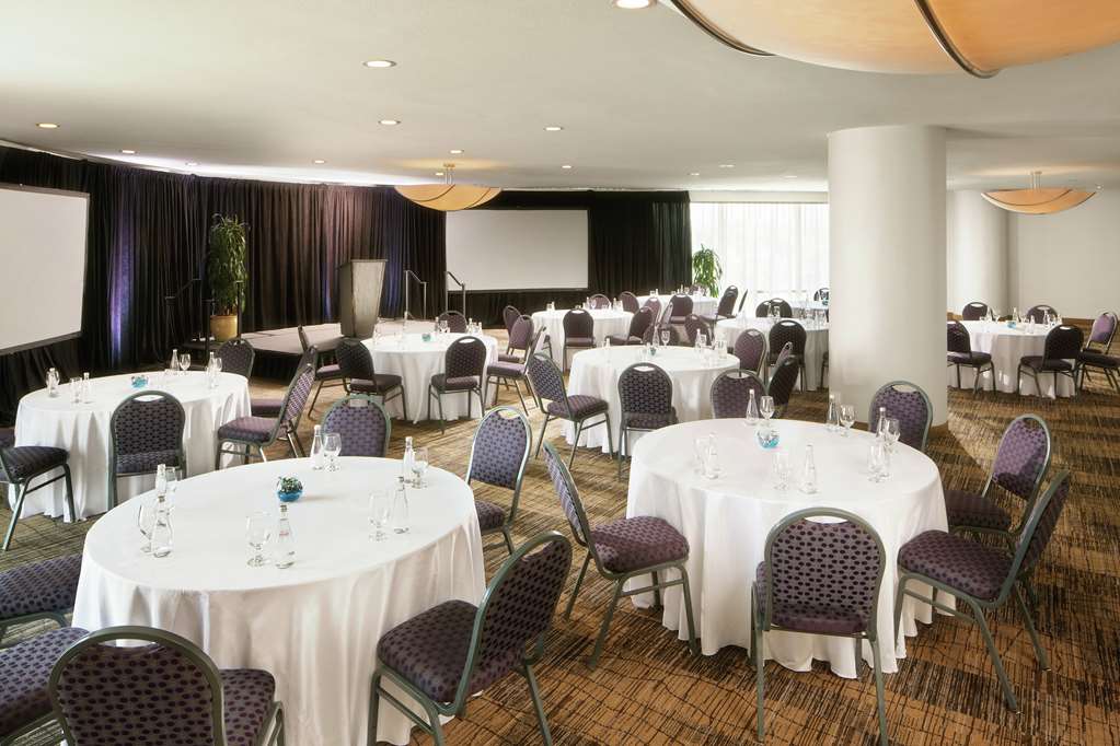 Фото Doubletree by Hilton Hotel Circle