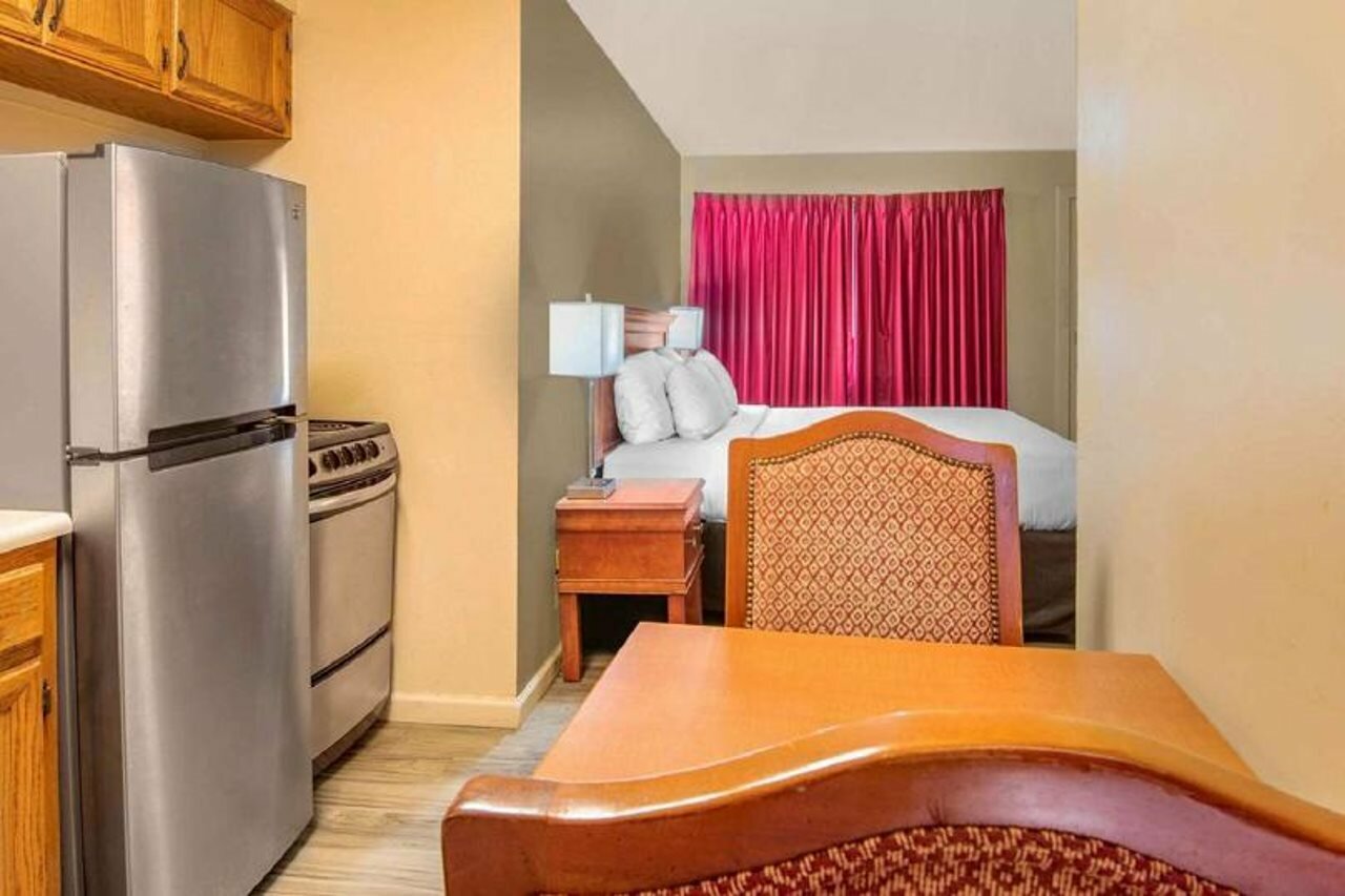 Фото Econo Lodge Inn & Suites Durango