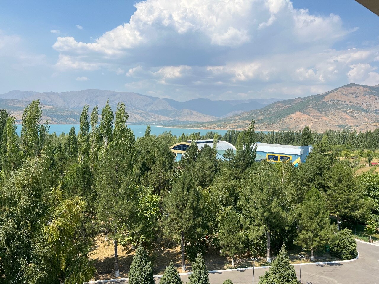 Plyajdagi kiyim almashtirish kabinasida yashirin kamera