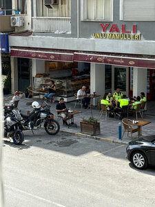 Yali Unlu Mamulleri (İzmir, Konak, Mithatpaşa Cad., 305), cafe