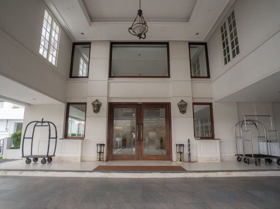 Фото Hotel Santika Seminyak