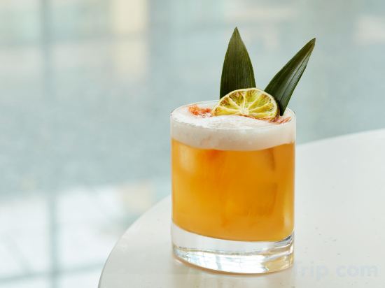 Фото Delta Hotels Calgary Airport In Terminal