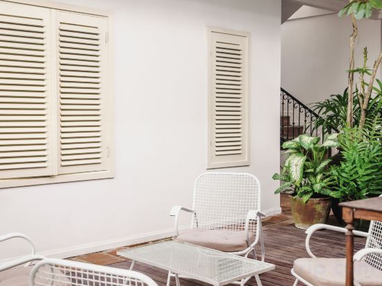 Фото Brown Feather Hotel