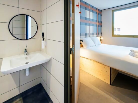 Фото EasyHotel Marseille Euromed