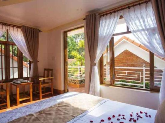 Фото Little Garden Bungalow