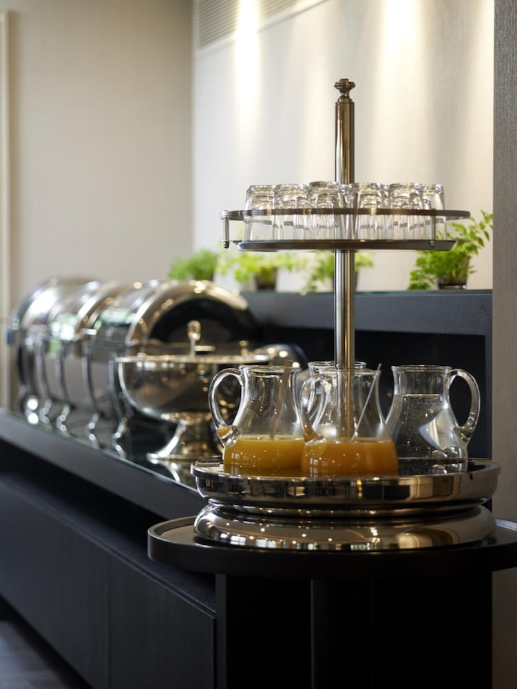 Фото The Y Hotel