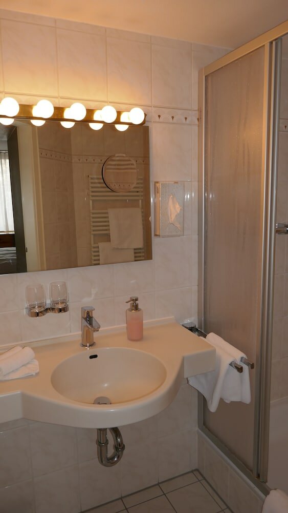 Фото Hotel Rotkreuzplatz