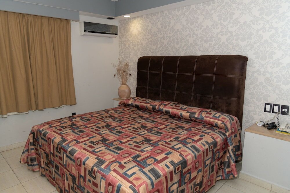 Фото Impala Hotel in front of the Ado