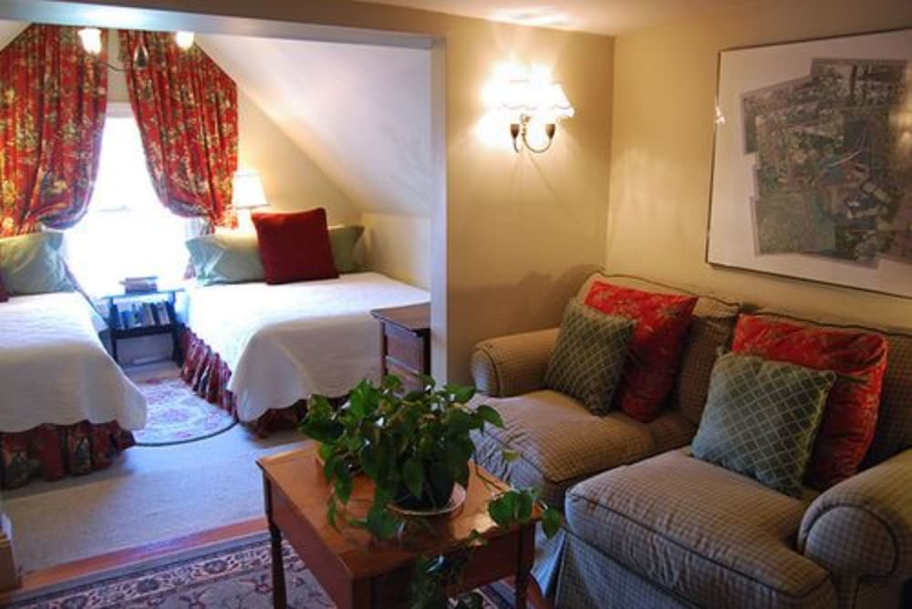 Фото Rothschild-Pound House Inn