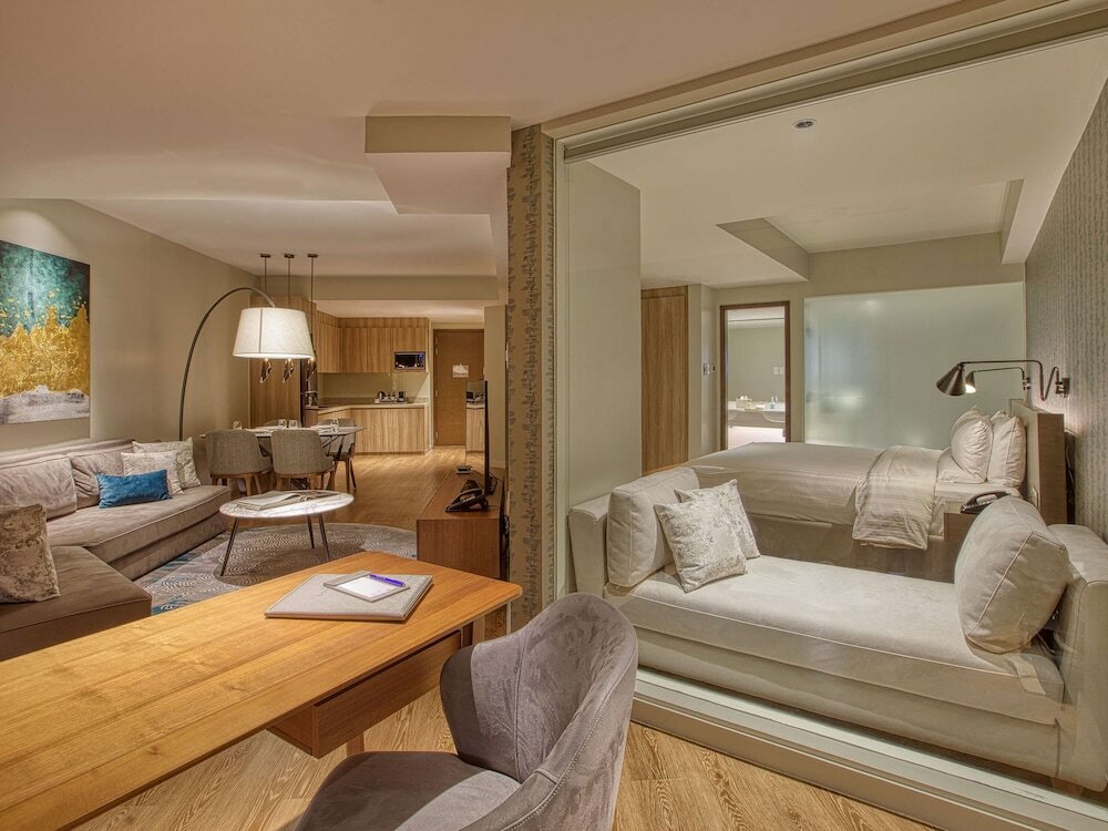 Фото Novotel Suites Manila at Acqua