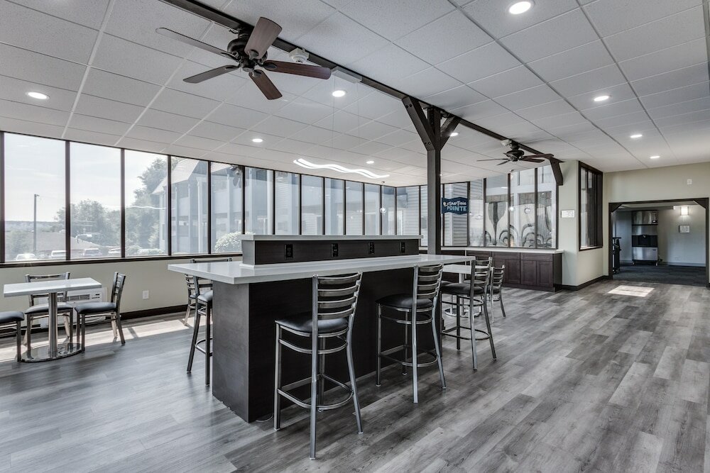 Фото Days Inn & Suites by Wyndham Spokane