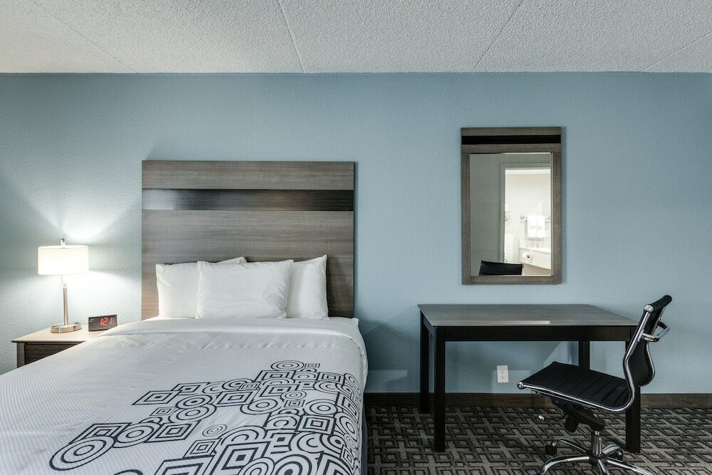 Фото Days Inn & Suites by Wyndham Spokane