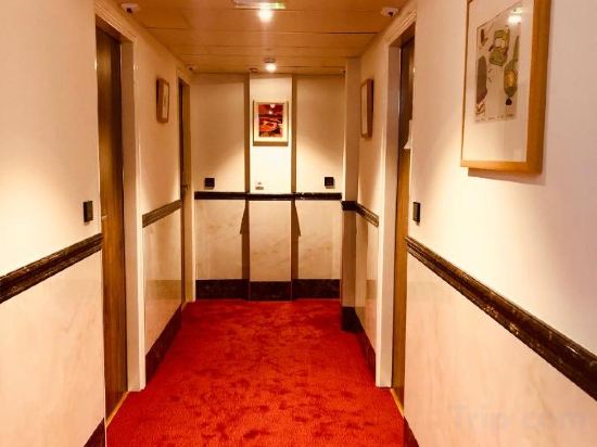 Фото Chasse Hotel Residency