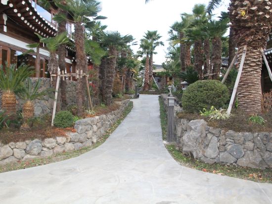 Фото Jeju Hanok Hotel Hallagung