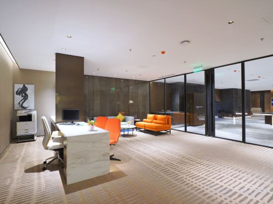 Фото Wyndham Grand Yangon Hotel