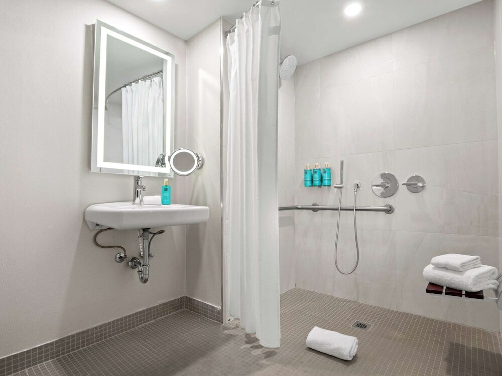 Фото Novotel Toronto Centre