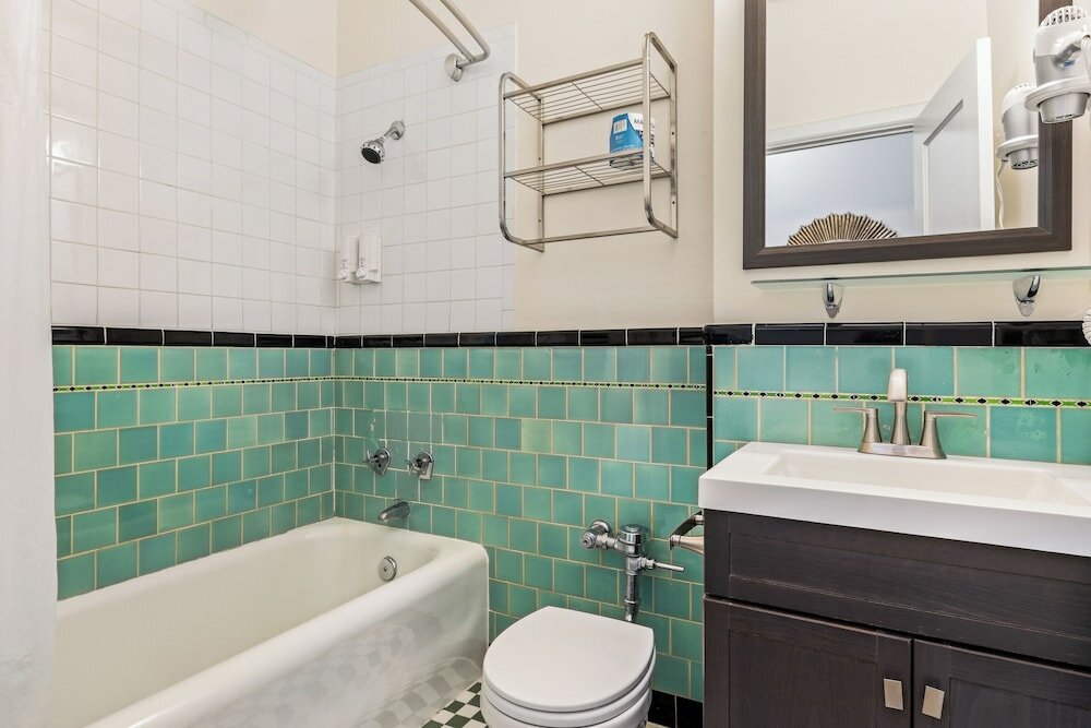 Фото Embassy Hotel