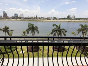 Гостиница New Season Riverside Hotel